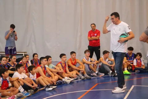 Imagen de la noticia: Jugadores del Caja 87 visitan el Club Baloncesto Guillena