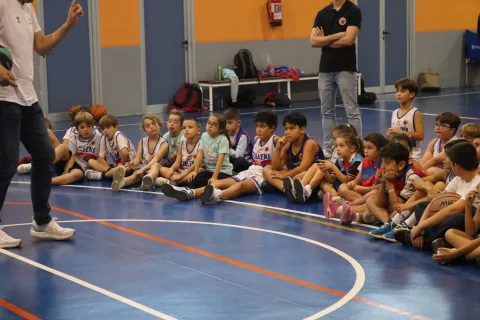 Imagen de la noticia: Jugadores del Caja 87 visitan el Club Baloncesto Guillena