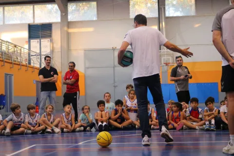 Imagen de la noticia: Jugadores del Caja 87 visitan el Club Baloncesto Guillena