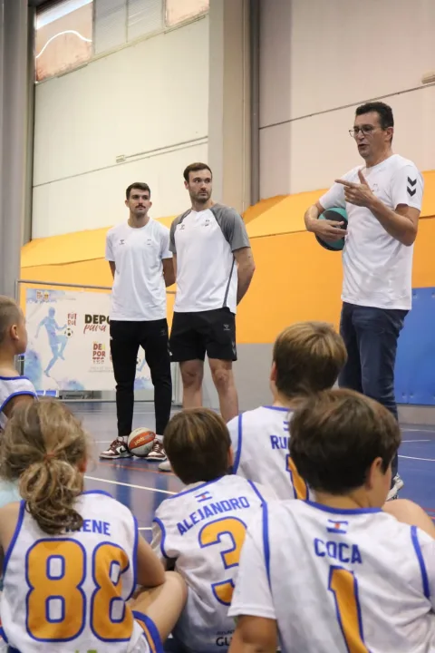 Imagen de la noticia: Jugadores del Caja 87 visitan el Club Baloncesto Guillena