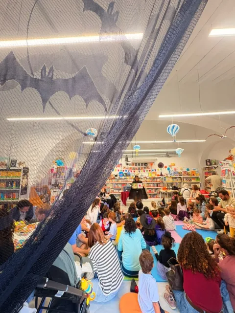 Imagen de la noticia: Tomares celebra Halloween en su biblioteca con cuentacuentos
