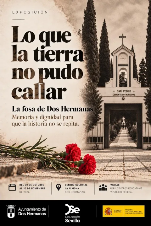 Cartel de una exposición con el título Lo que la tierra no pudo callar, la entrada a un cementerio con cipreses y dos claveles rojos.
